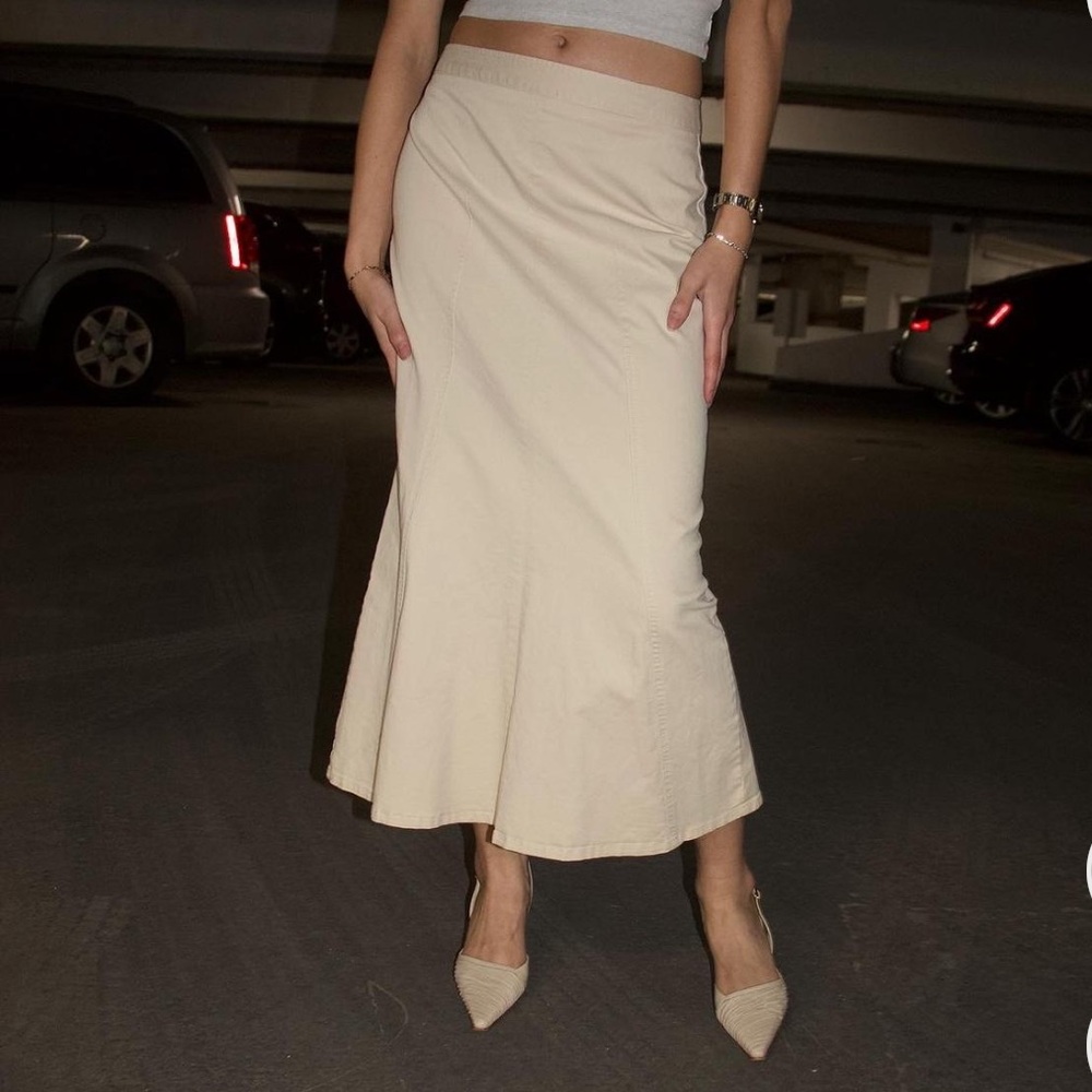 Vintage beige midi skirt
Perfect for a fall outfit 
Low waisted
Size small